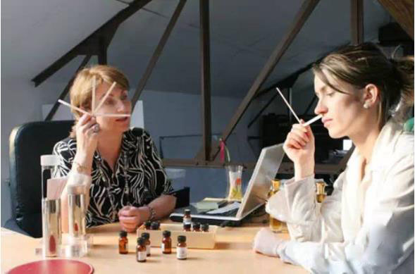 如何通過(guò)聞香訓(xùn)練鼻子？