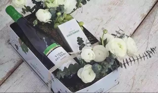 你有一沓葡萄酒味的香水，請接收