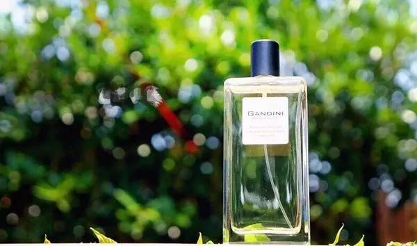 你與酷夏當中隔了一瓶香水 你與酷夏當中隔了一瓶香水